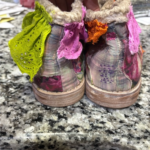 Magnolia Pearl Colorful Bunny Print Slippers. Pristine Condition, Never Worn - Picture 6 of 8